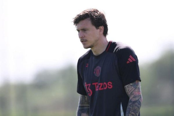 De Gea thúc đẩy Lindelof tham 
