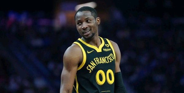 Rockets ký tên một người khá